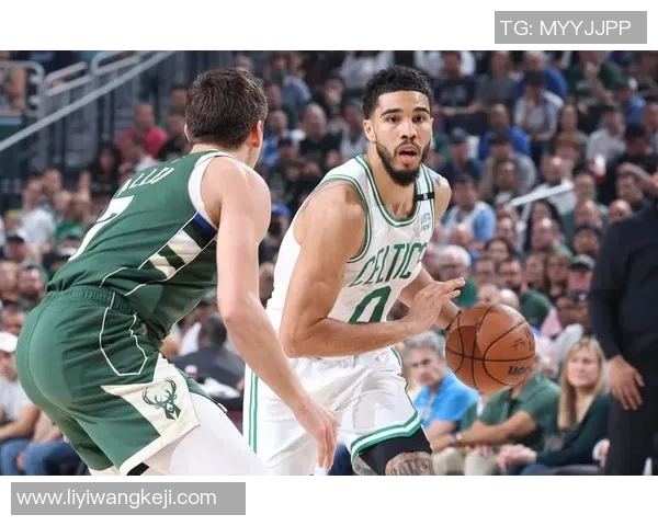 塔图姆突破大洛防守双手扣篮点燃全场气氛引发热烈欢呼