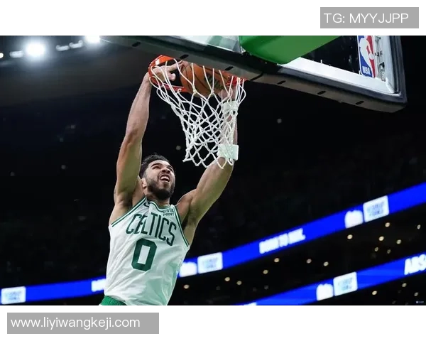 塔图姆转身过掉里夫斯 突到篮下双手灌筐 塔图姆转身过掉里夫斯 突到篮下双手灌筐