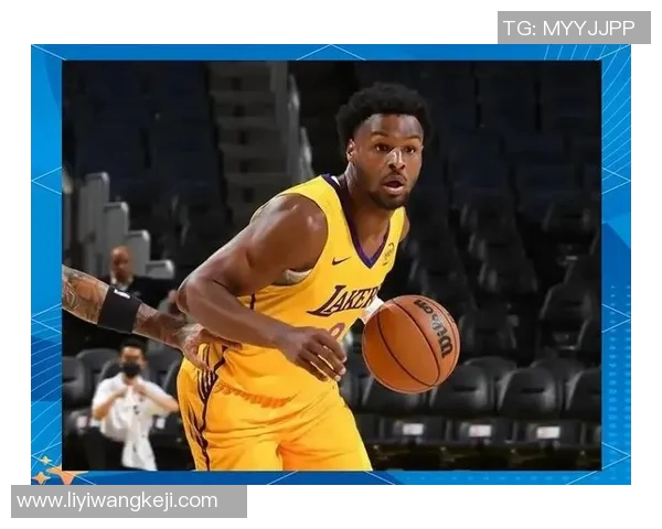 湖人13-14活塞比赛暂停,斯玛特与活塞替补席交流 湖人13-14活塞比赛暂停,斯玛特与活塞替补席交流